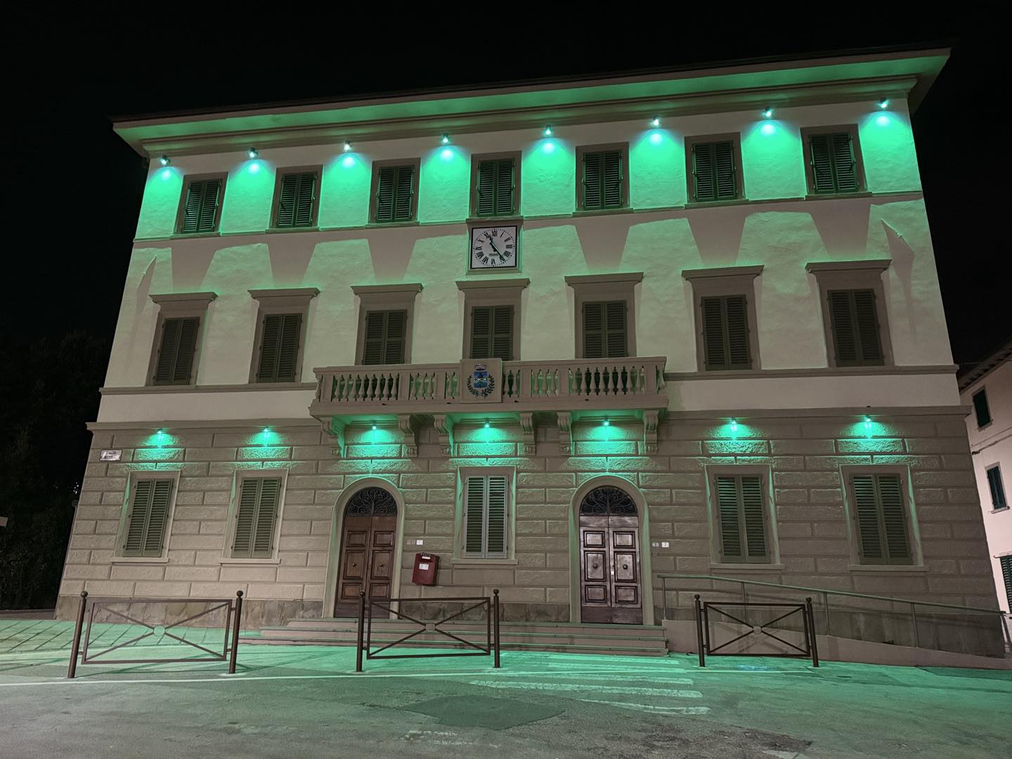 Palazzo Comunale illuminato di verde